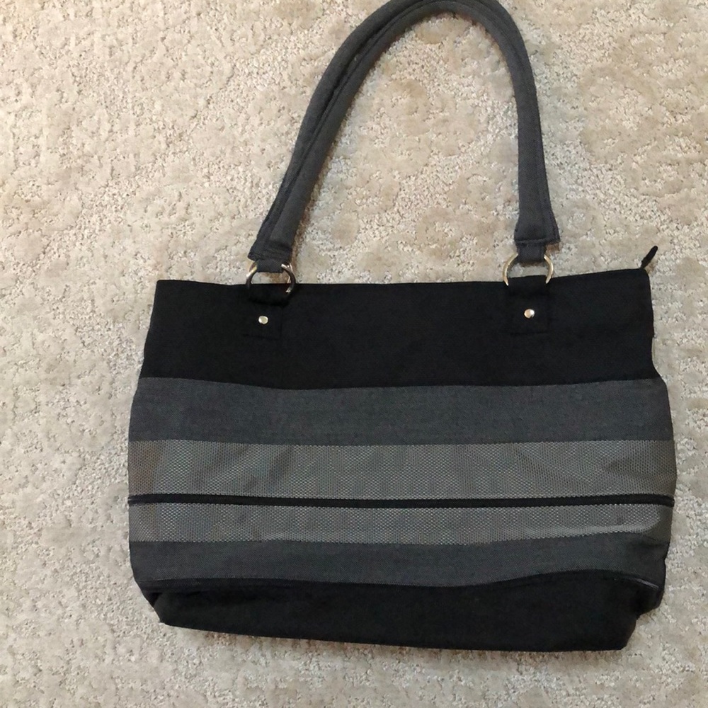 Jak’s fabric bag. Zip close. Two fabric handles. Rigid base. Excellent condition